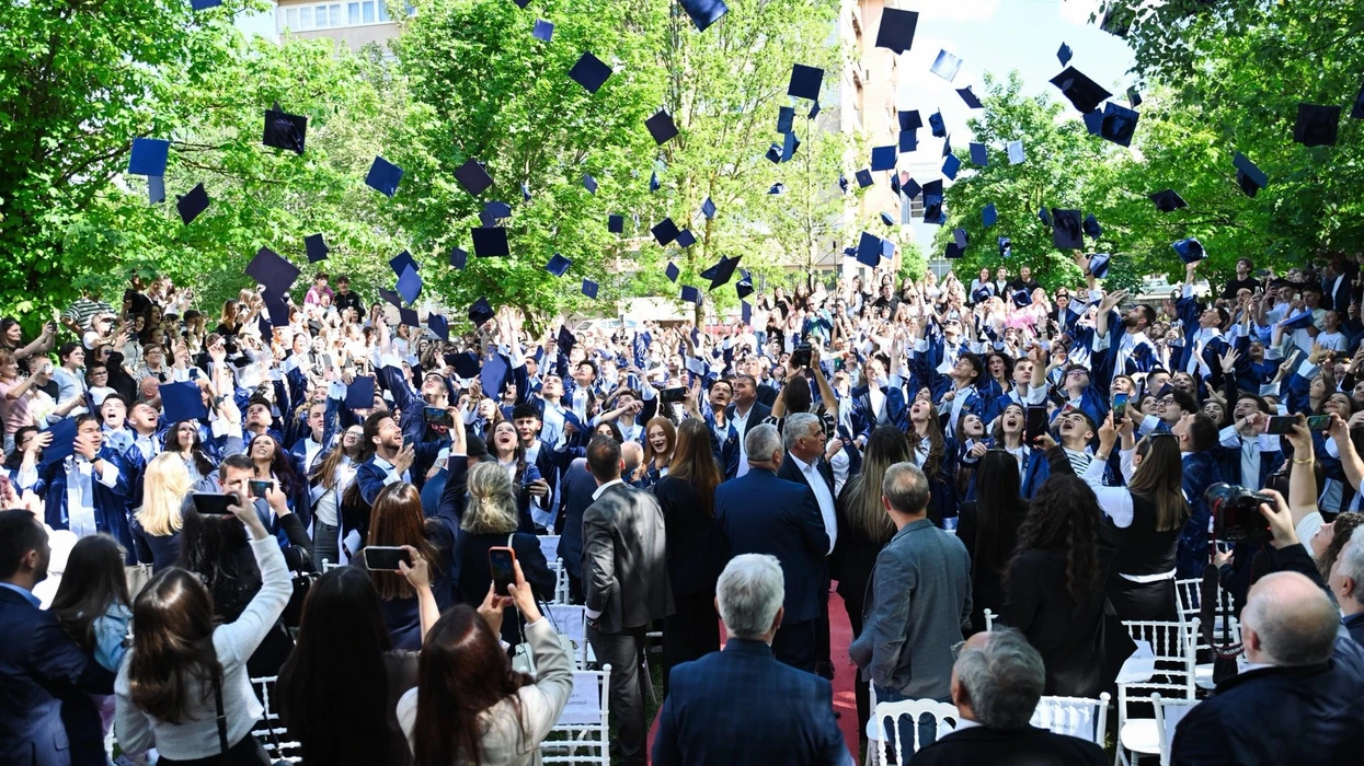 Diplomon gjenerata 2023–2026 e maturantëve të Kamenicës, ndahen edhe shpërblime e bursa