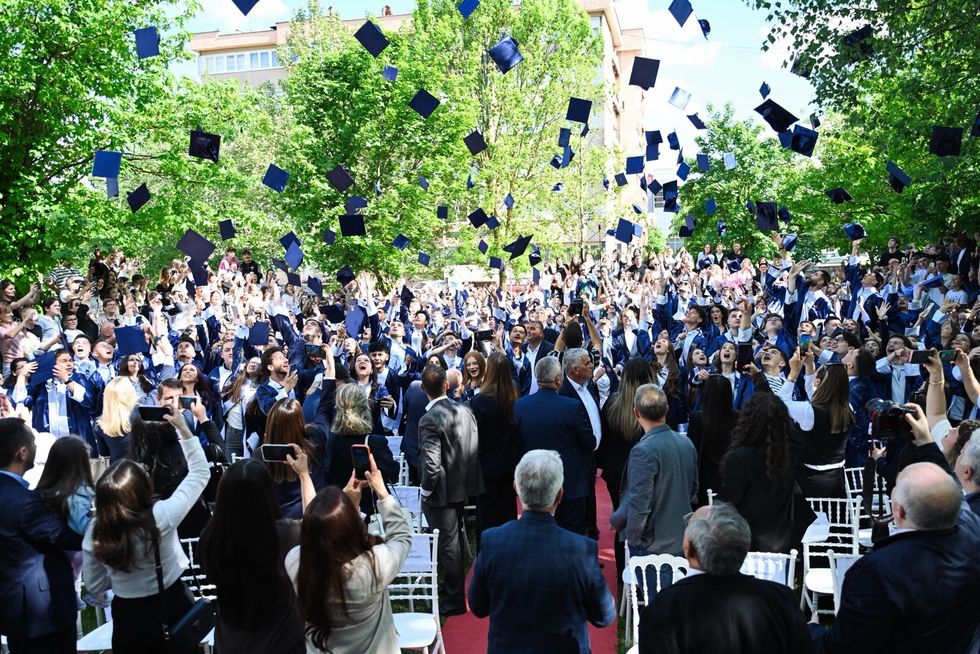 Diplomon gjenerata 2023–2026 e maturantëve të Kamenicës, ndahen edhe shpërblime e bursa
