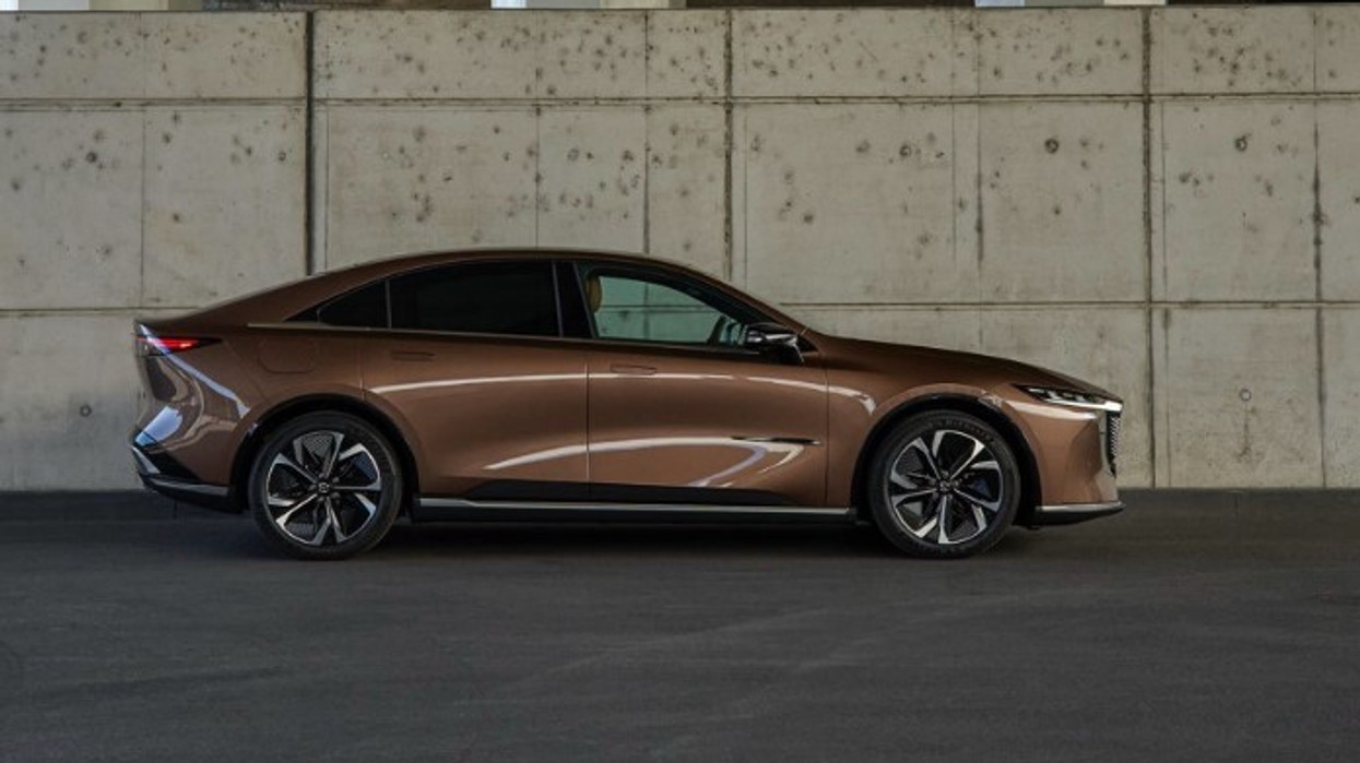 Mazda shtyn prezantimin e veturës së parë elektrike