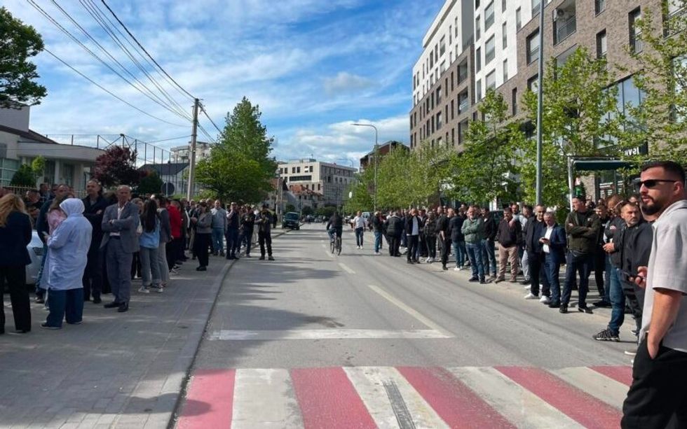 Lushtaku pritet të intervistohet nga Krimet e Rënda, vijon grumbullimi i qytetarëve në Skenderaj