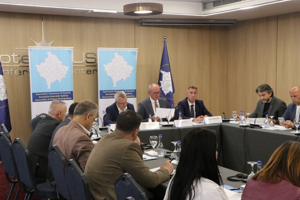 AKK: Për katër vjet komunave u janë marrë mbi 344 milionë euro përmes vendimeve gjyqësore dhe përmbarimeve