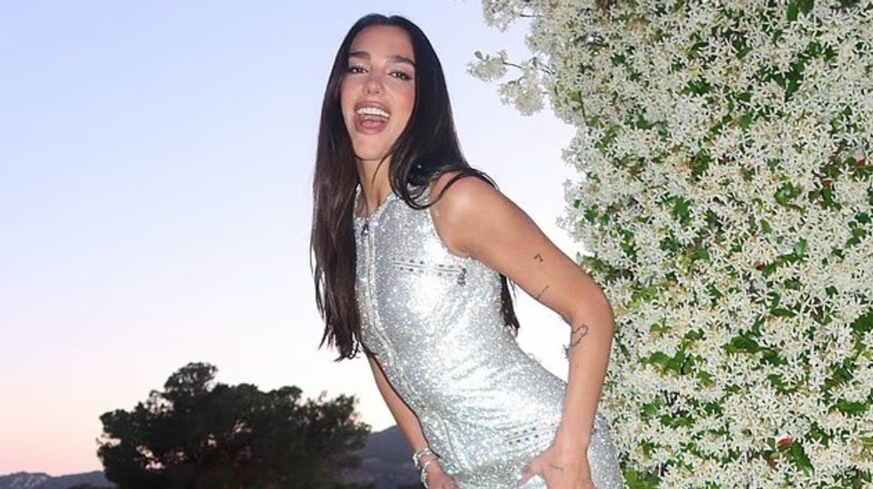 Dua Lipa shfaqet me stil në Kanë me fustan vezullues argjendi