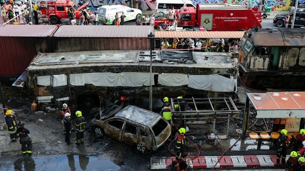 Treni përplas autobusin në Tajlandë, të paktën tetë të vdekur