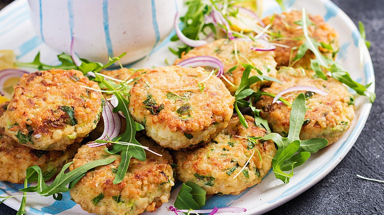 Kroketa peshku me spinaq: të buta, të lëngshme dhe plot shije mesdhetare