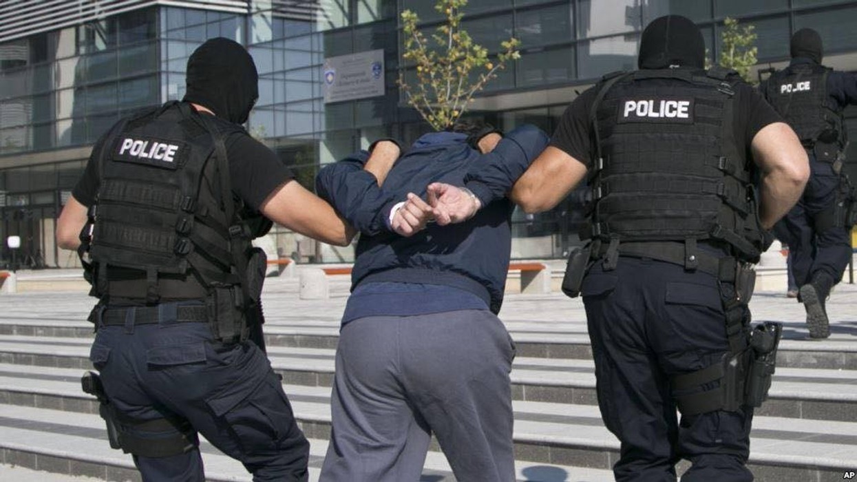 Arrestohet një person në Pejë pasi dyshohet se kanosi tre policë