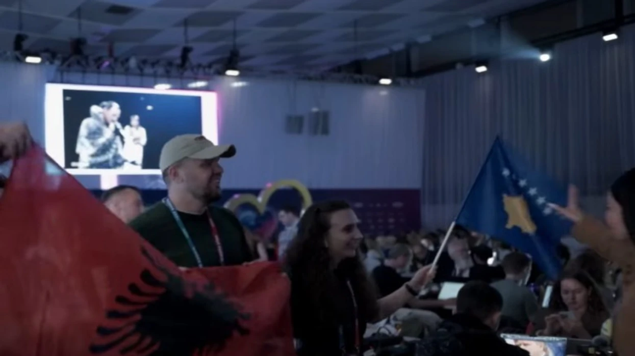 Incident në Eurovision: Delegacioni serb tenton të pengojë valëvitjen e flamurit të Kosovës gjatë performancës së Shqipërisë