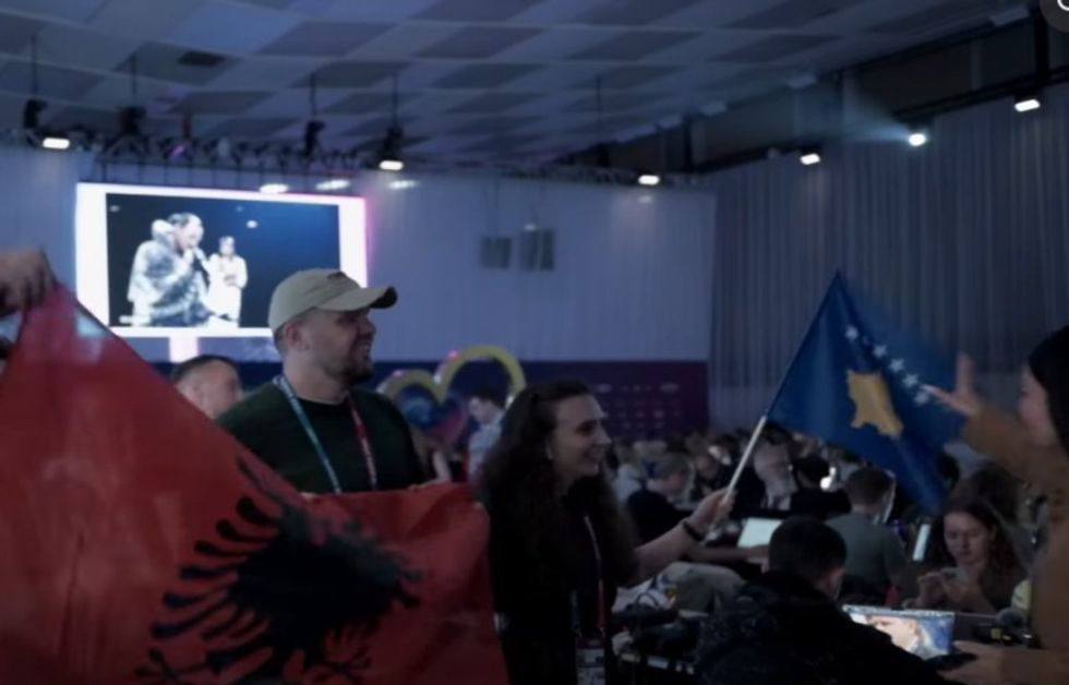 Incident në Eurovision: Delegacioni serb tenton të pengojë valëvitjen e flamurit të Kosovës gjatë performancës së Shqipërisë