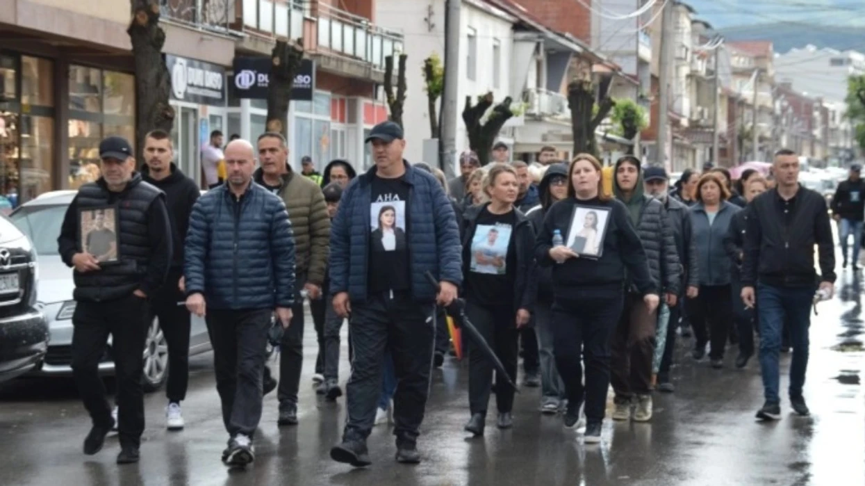 Në Vinicë u marshua për tragjedinë e Koçanit, prindërit e viktimave kërkuan drejtësi dhe përgjegjësi