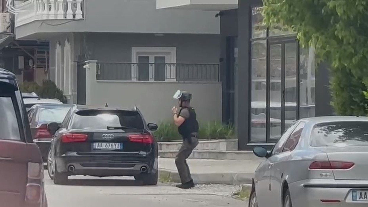 Dyshime për eksploviz në një automjet në Korçë, policia rrethon zonën