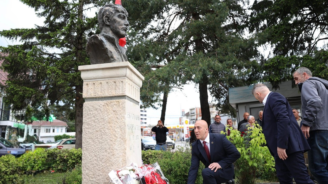 35 vjet nga rënia e Mentor Tolajt, Haradinaj: Ishte simbol i guximit dhe rezistencës