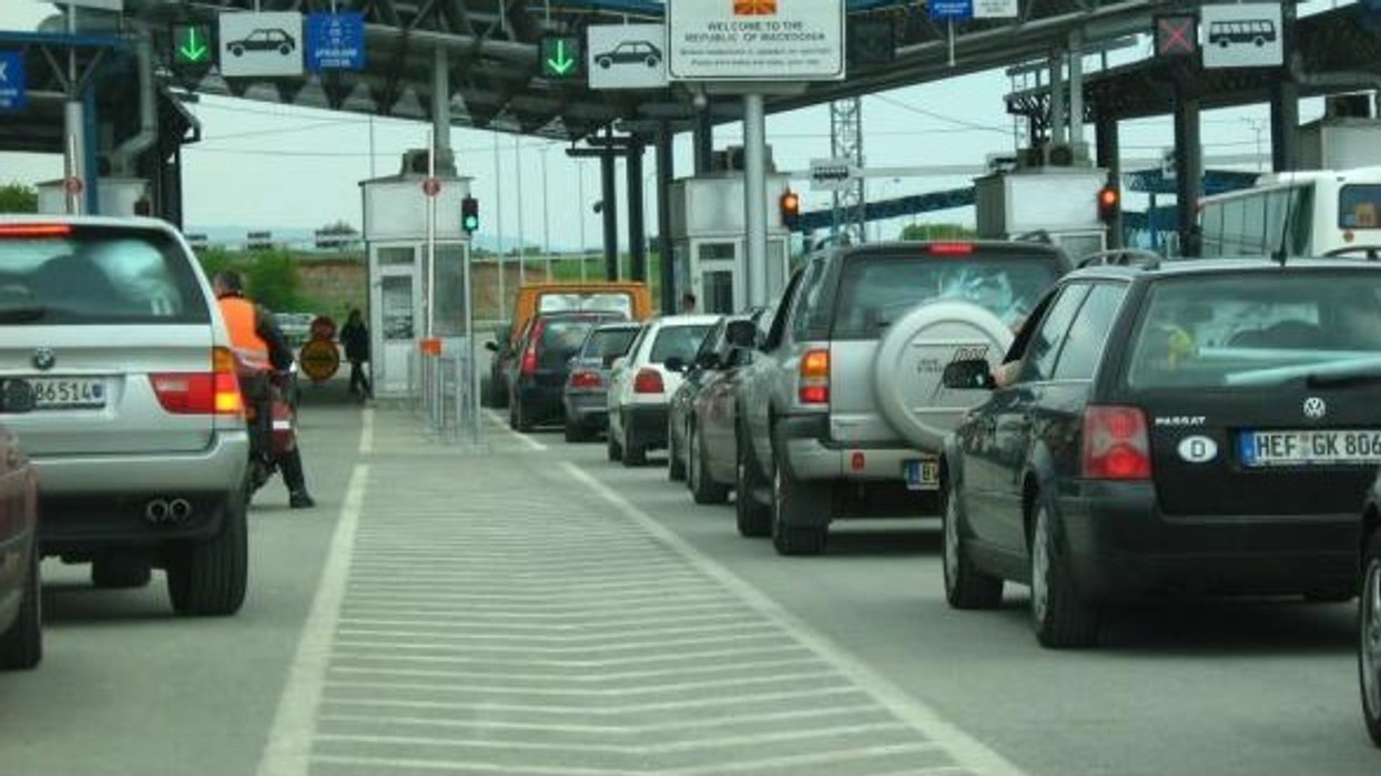 Rikthehet qarkullimi në kufirin me Maqedoninë e Veriut, kontrollet po kryhen manualisht