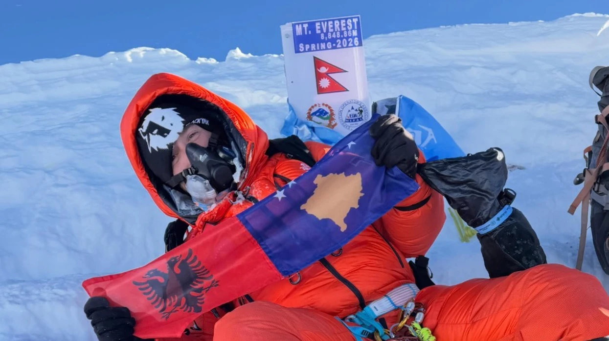Ngjitje historike, Petrit Kllokoqi në majën e Everestit me flamujt e Shqipërisë dhe Kosovës
