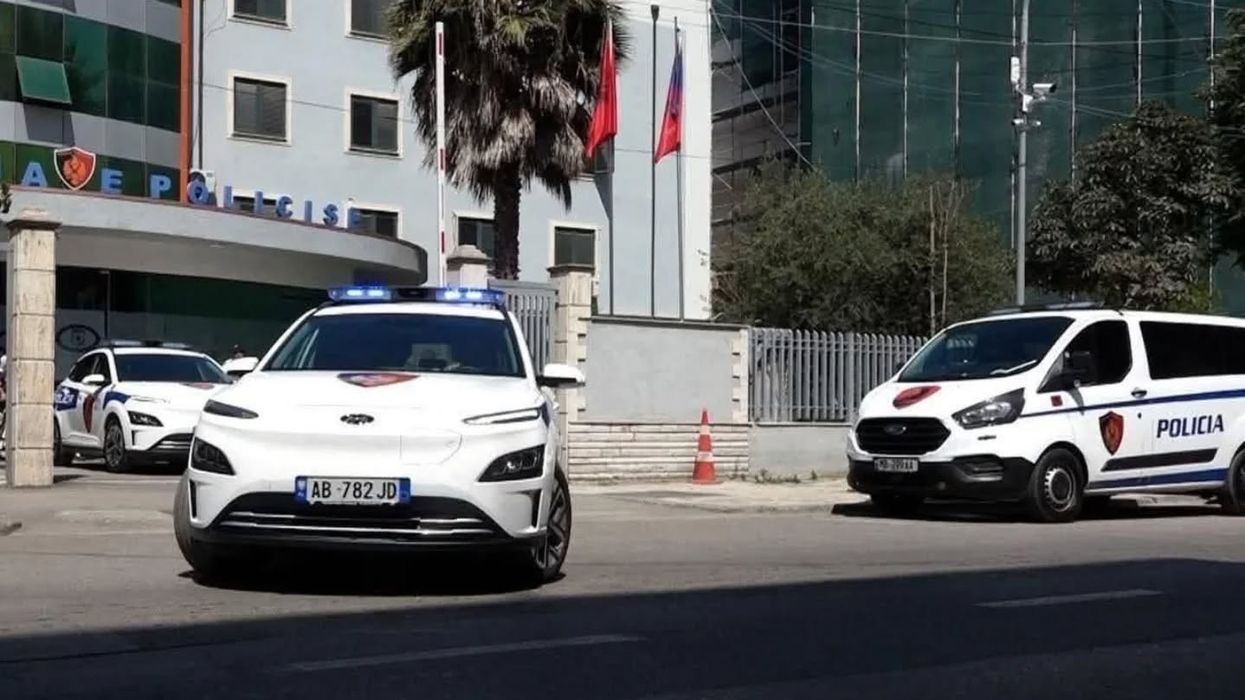 Kuçovë, 45-vjeçari që po transportohej me makinë i mori armën policit dhe e qëlloi në kofshë Kuçovë, 45-vjeçari që po transportohej me makinë i mori armën policit dhe e qëlloi në kofshë