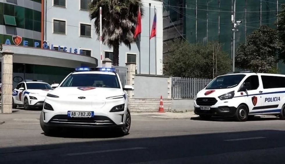 Kuçovë, 45-vjeçari që po transportohej me makinë i mori armën policit dhe e qëlloi në kofshë