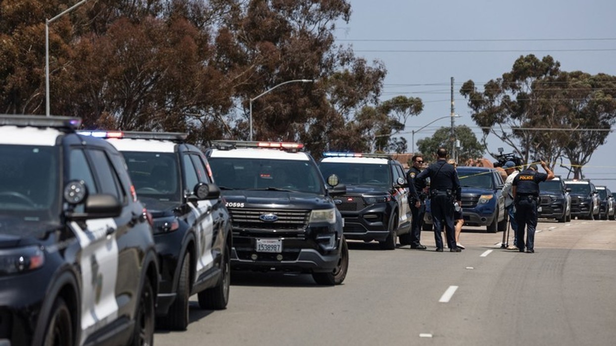 Deri në 100 policë kontrolluan xhaminë pas raportimeve për të shtëna në San Diego, tre persona të vrarë gjenden në oborr