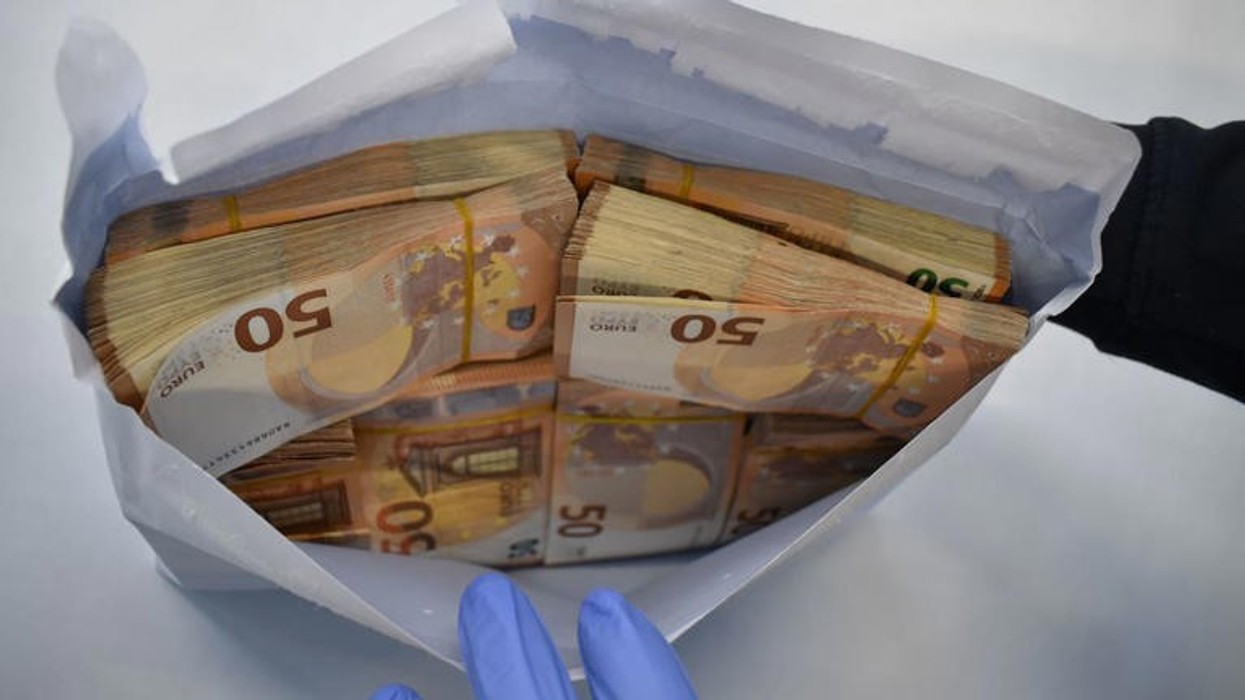 Zvicër, zbulohen 356 mijë euro të fshehura në tren - nën hetim një shtetas zviceran për pastrim parash