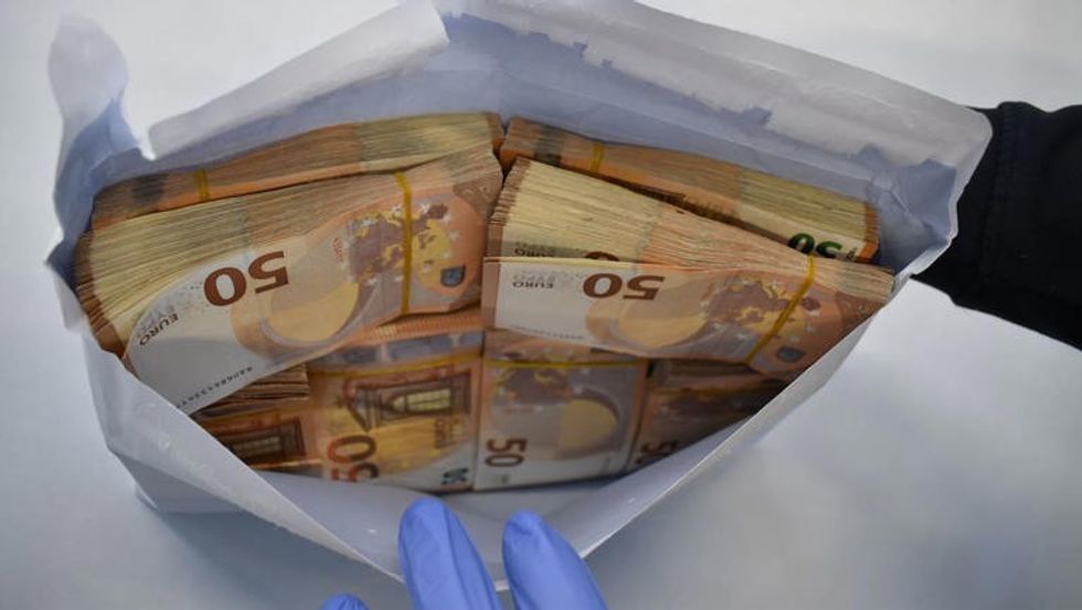 Zvicër, zbulohen 356 mijë euro të fshehura në tren - nën hetim një shtetas zviceran për pastrim parash