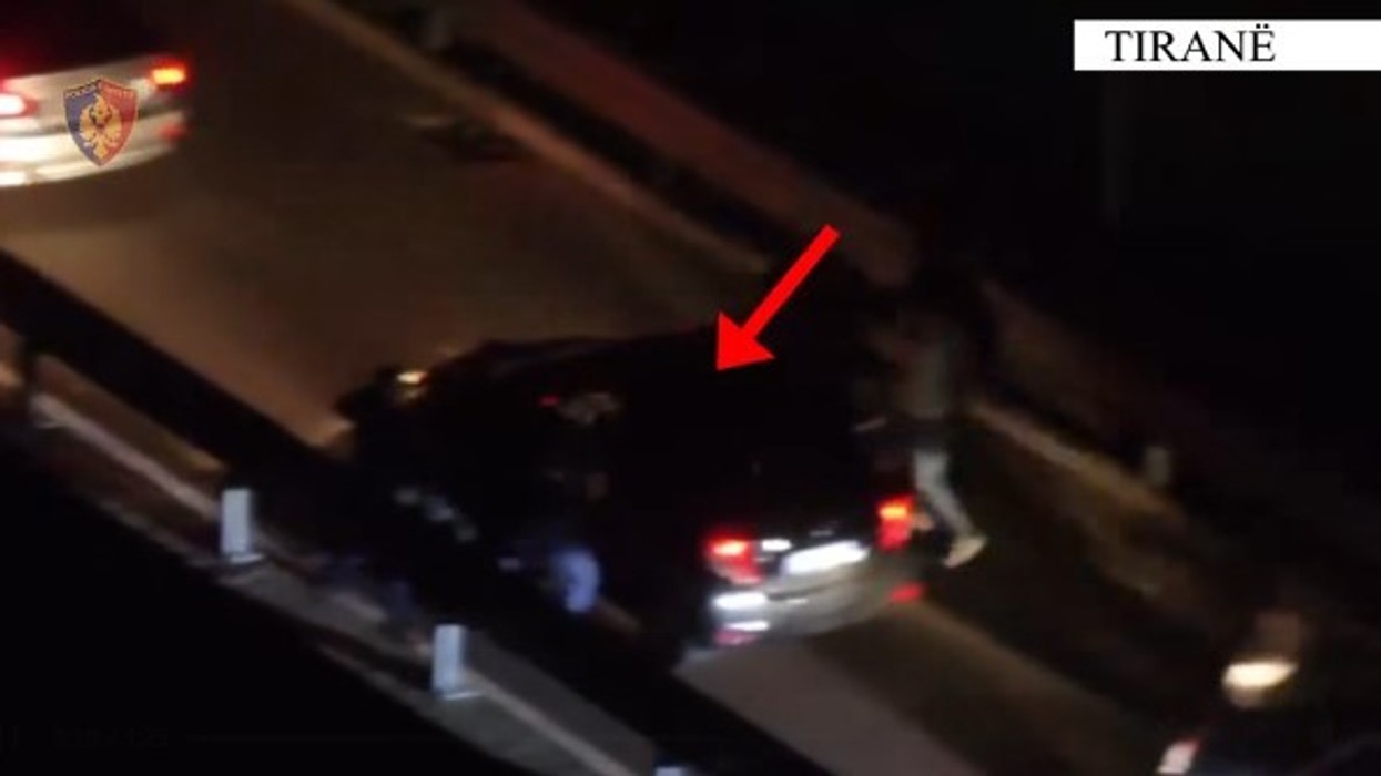 Dy aksione të njëpasnjëshme në Tiranë – Policia publikon pamje nga arrestimi në flagrancë të disa personave