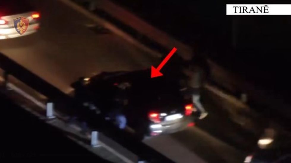 Dy aksione të njëpasnjëshme në Tiranë – Policia publikon pamje nga arrestimi në flagrancë të disa personave