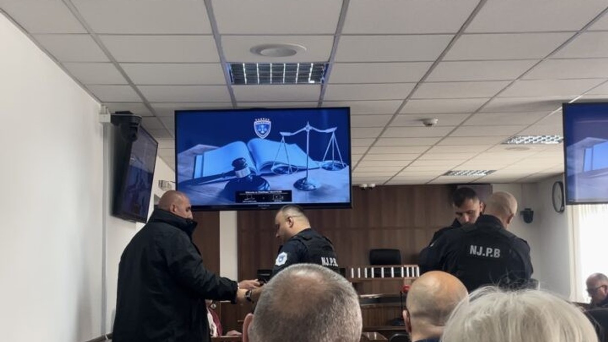 Vrasja në Skenderaj, dëshmitari: I pandehuri shkoi te tavolina e viktimës dhe i tha "Deshu!", pastaj krisi alltia