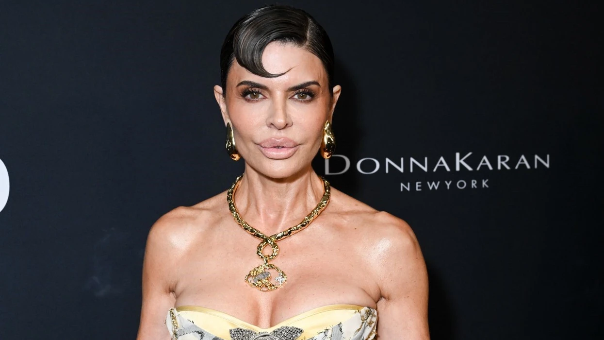 Lisa Rinna nuk njihet në paraqitjen e fundit: Kaçurrela bionde dhe fustan dramatik në premierë