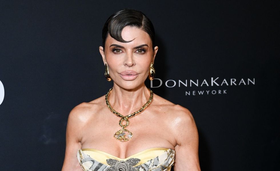 Lisa Rinna nuk njihet në paraqitjen e fundit: Kaçurrela bionde dhe fustan dramatik në premierë