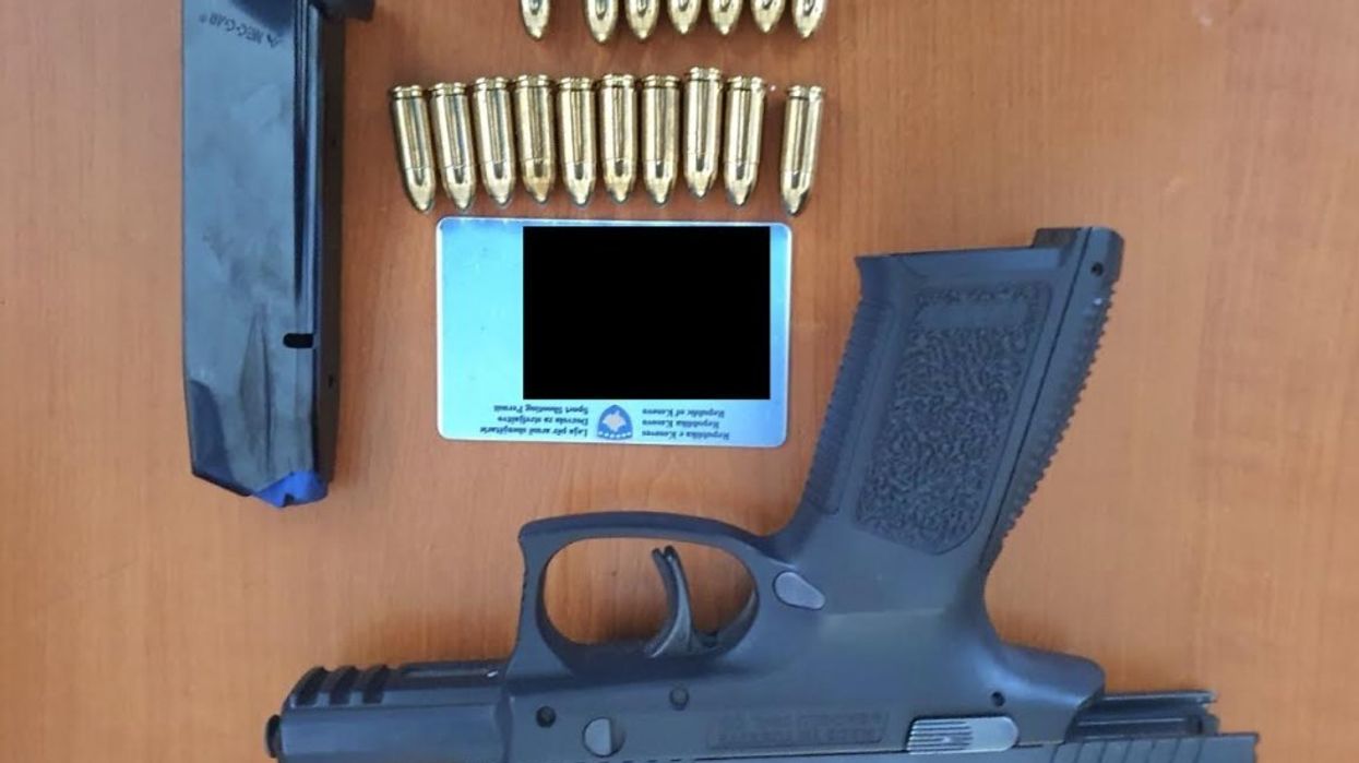 Me armë në çantë e bagazh, Policia arreston dy persona – njërin në Pejë e tjetrin në Istog Me armë në çantë e bagazh, Policia arreston dy persona – njërin në Pejë e tjetrin në Istog