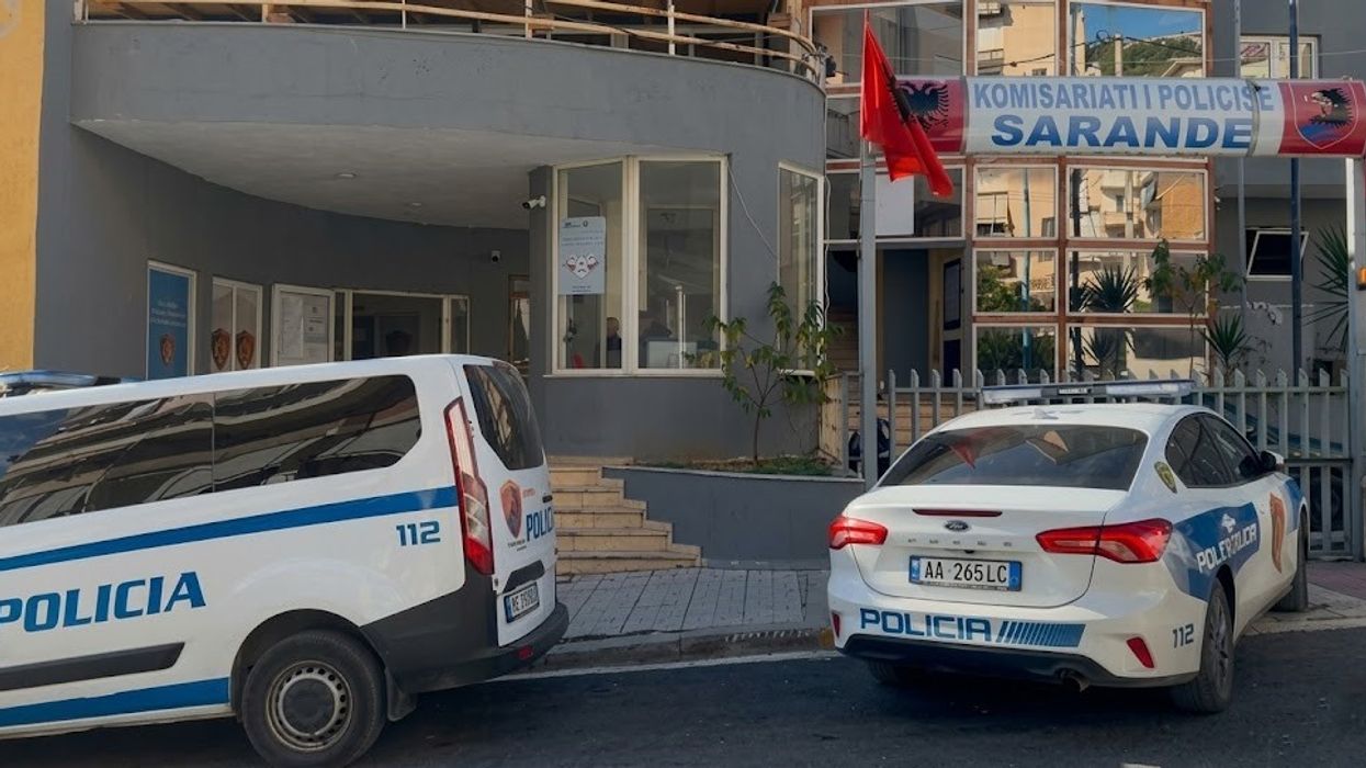 Përgjimi çoi në pranga nënkomisarin në Sarandë, dyshohet se i kërkoi para të dyshuarit për shpërndarje droge Përgjimi çoi në pranga nënkomisarin në Sarandë, dyshohet se i kërkoi para të dyshuarit për shpërndarje droge