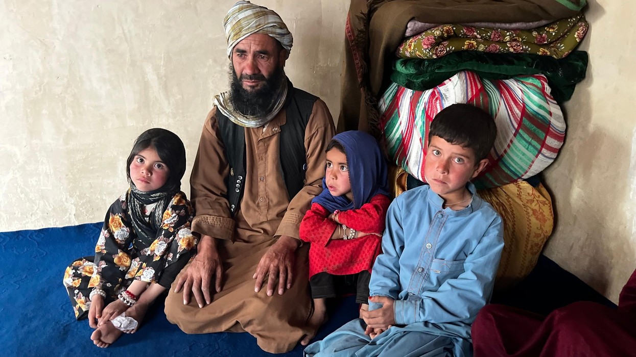 Babai afgan detyrohet ta ‘shesë’ vajzën e tij 7-vjeçare për martesë – kjo do t’i sigurojë ushqim familjes së tij për katër vjet