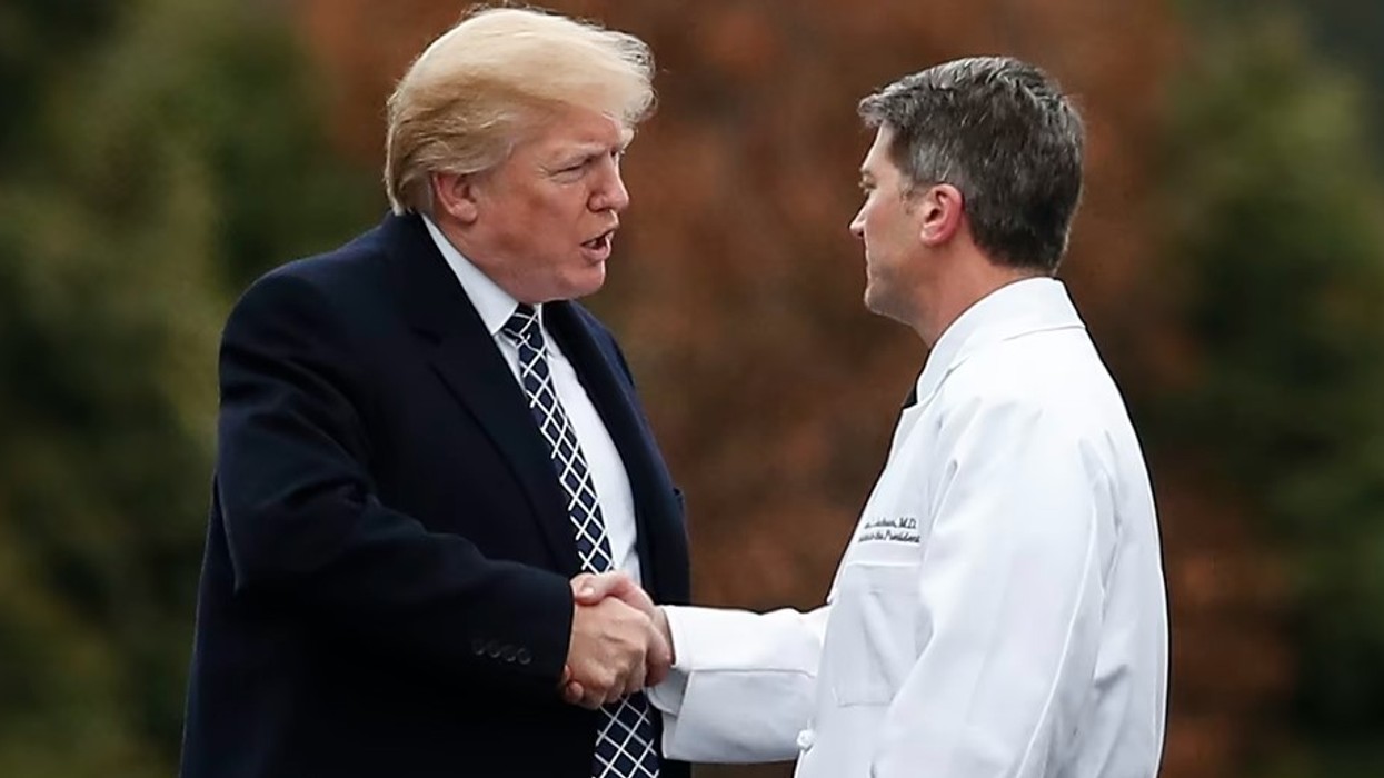Mjekët amerikanë: Trump nuk është i aftë të udhëheq vendin, duhet të shkarkohet urgjentisht