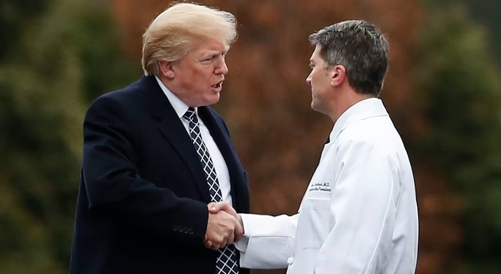 Mjekët amerikanë: Trump nuk është i aftë të udhëheq vendin, duhet të shkarkohet urgjentisht