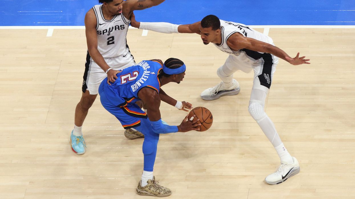Shai shpërthen, Okc barazon serinë finale ndaj Spurs Shai shpërthen, Okc barazon serinë finale ndaj Spurs