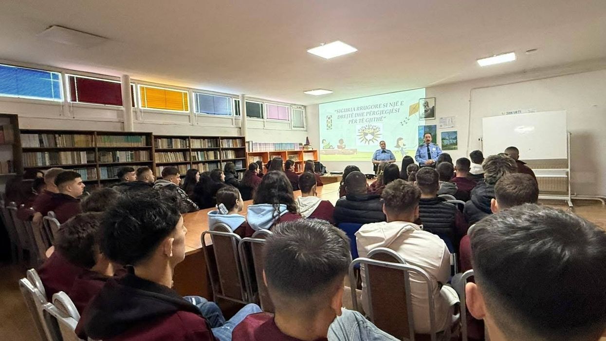 Policia në rajonin e Pejës mban ligjërata në shkolla për rregullat dhe rreziqet në komunikacion Policia në rajonin e Pejës mban ligjërata në shkolla për rregullat dhe rreziqet në komunikacion