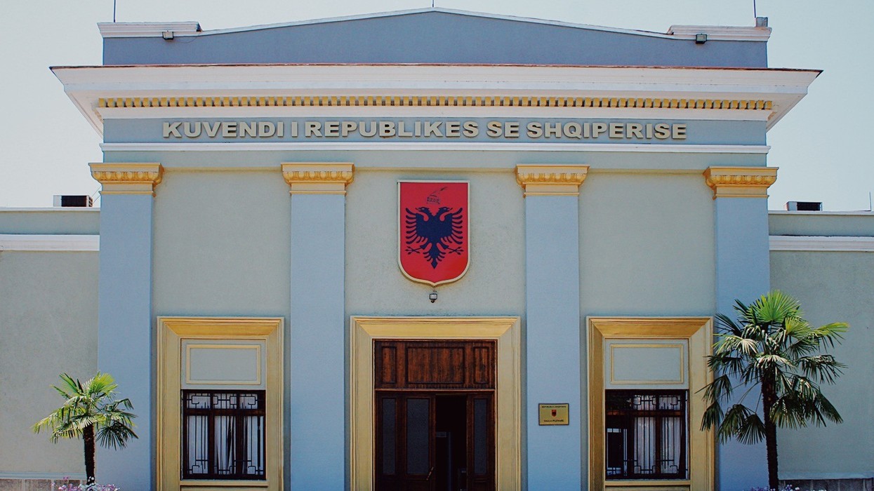 Arrihet pakti PD-PS për Rregulloren e Kuvendit, çfarë u vendos në mbledhjen me dyer të mbyllura të Këshillit të Mandateve dhe Imunitetit?