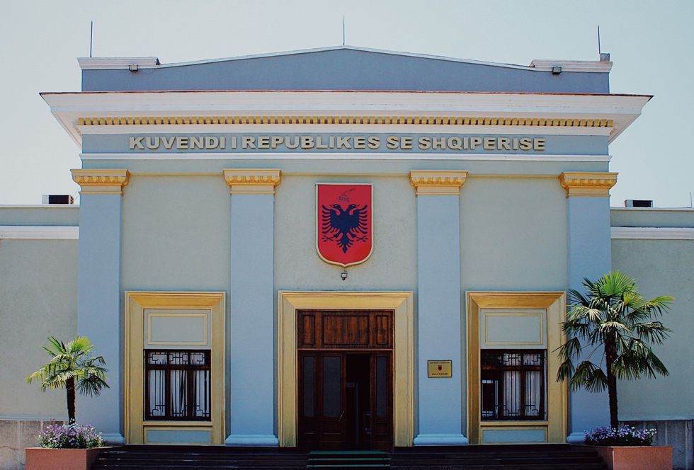 Arrihet pakti PD-PS për Rregulloren e Kuvendit, çfarë u vendos në mbledhjen me dyer të mbyllura të Këshillit të Mandateve dhe Imunitetit?