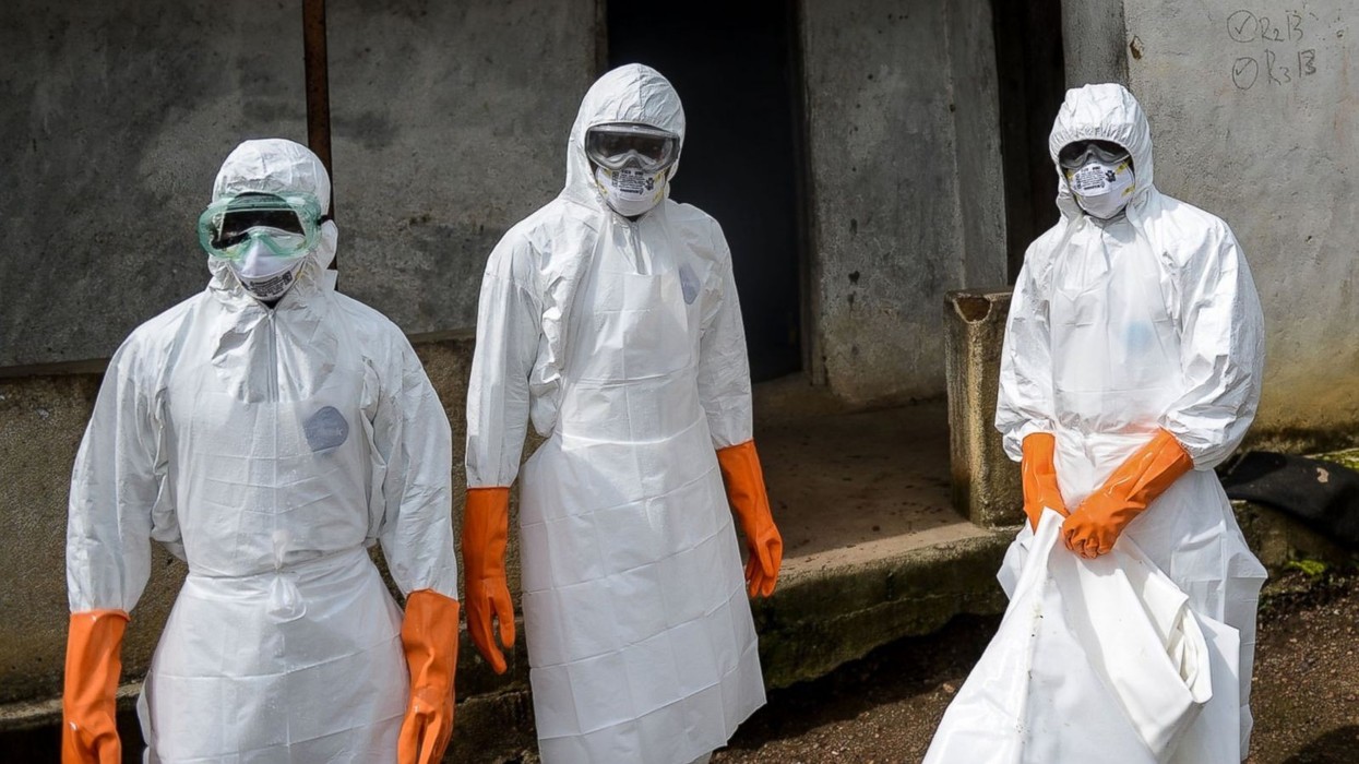 Shtëpia e Bardhë mohon se pengoi kthimin e mjekut të infektuar me Ebola