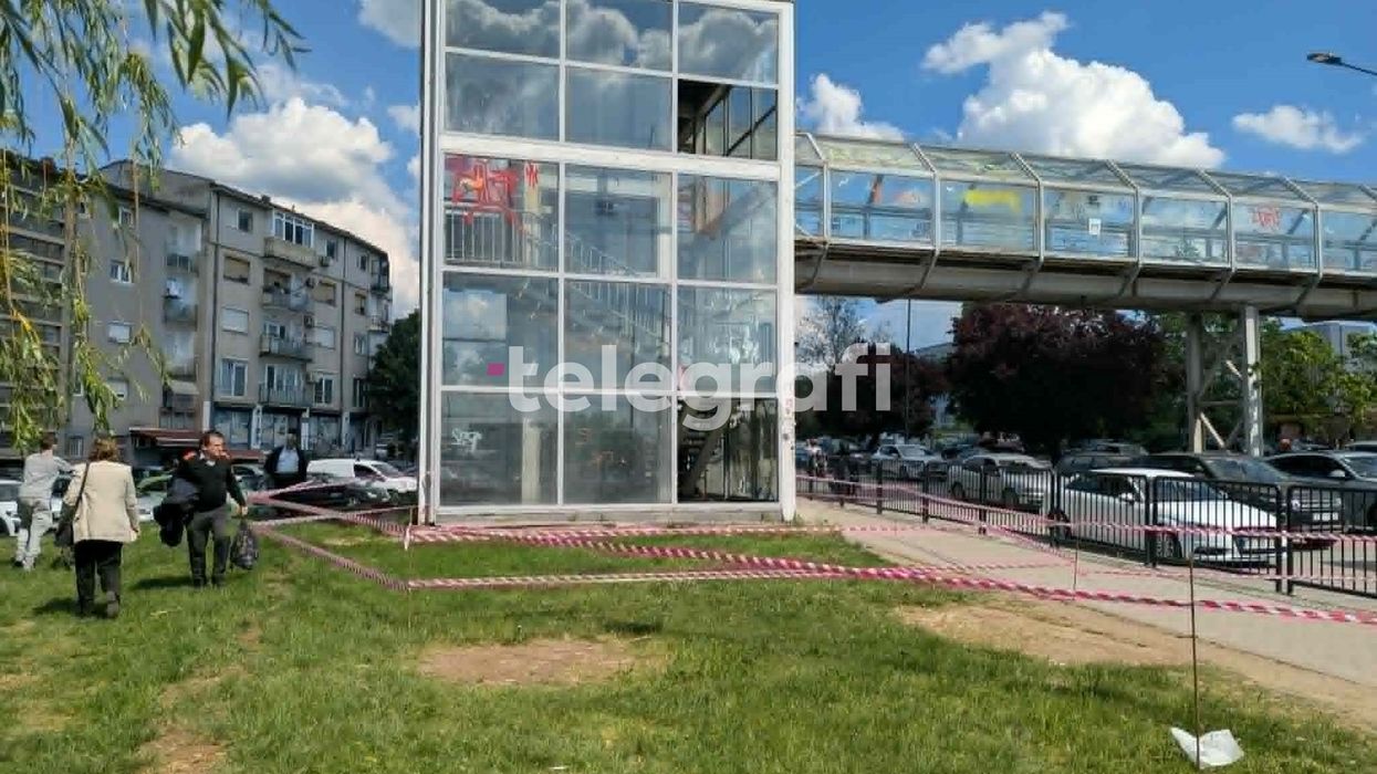 Mbikalimi te shkolla “Ali SokoIi” kthehet në rrezik për qytetarët - lëvizin xhamat e strukturës Mbikalimi te shkolla “Ali SokoIi” kthehet në rrezik për qytetarët - lëvizin xhamat e strukturës