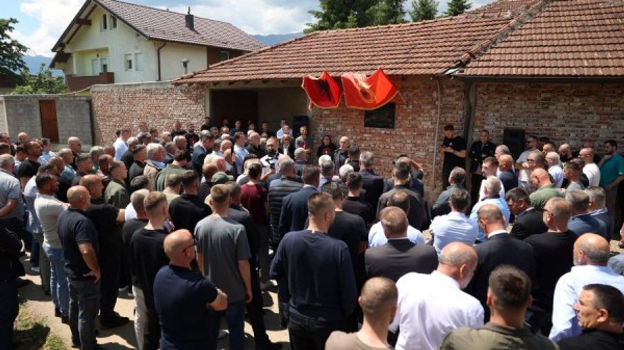 Haradinaj zbulon pllakën përkujtimore të Heroit Myrtë Zeneli në Zllapek: Sakrifica për liri nuk harrohet Haradinaj zbulon pllakën përkujtimore të Heroit Myrtë Zeneli në Zllapek: Sakrifica për liri nuk harrohet