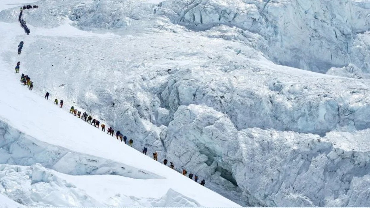 Rekord në Everest - 274 alpinistë ngjiten në një ditë nga ana e Nepalit