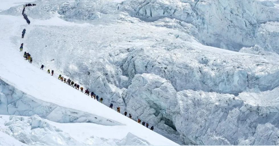 Rekord në Everest - 274 alpinistë ngjiten në një ditë nga ana e Nepalit