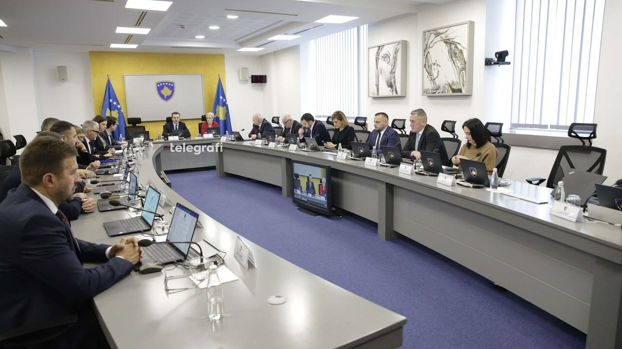 Kujt i takojnë 100 eurot e ndara nga Qeveria në detyrë? Ata me pagë mbi 1 mijë euro nuk përfitojnë Kujt i takojnë 100 eurot e ndara nga Qeveria në detyrë? Ata me pagë mbi 1 mijë euro nuk përfitojnë