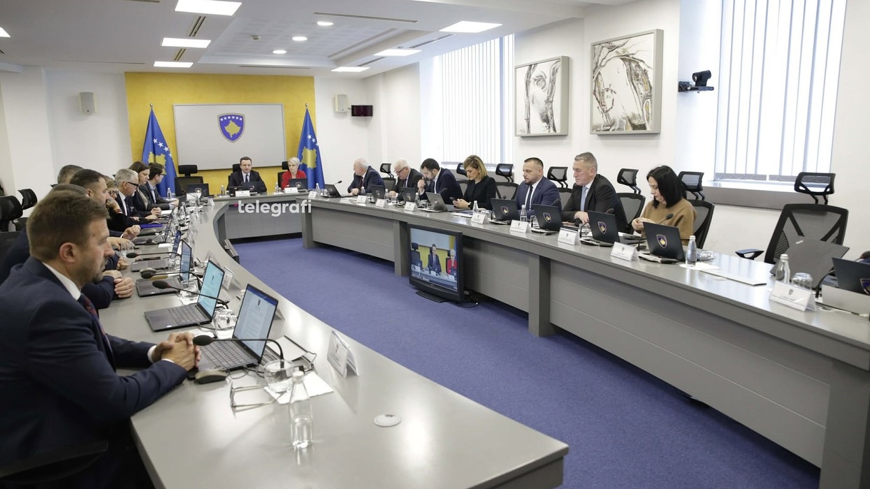 Kujt i takojnë 100 eurot e ndara nga Qeveria në detyrë? Ata me pagë mbi 1 mijë euro nuk përfitojnë