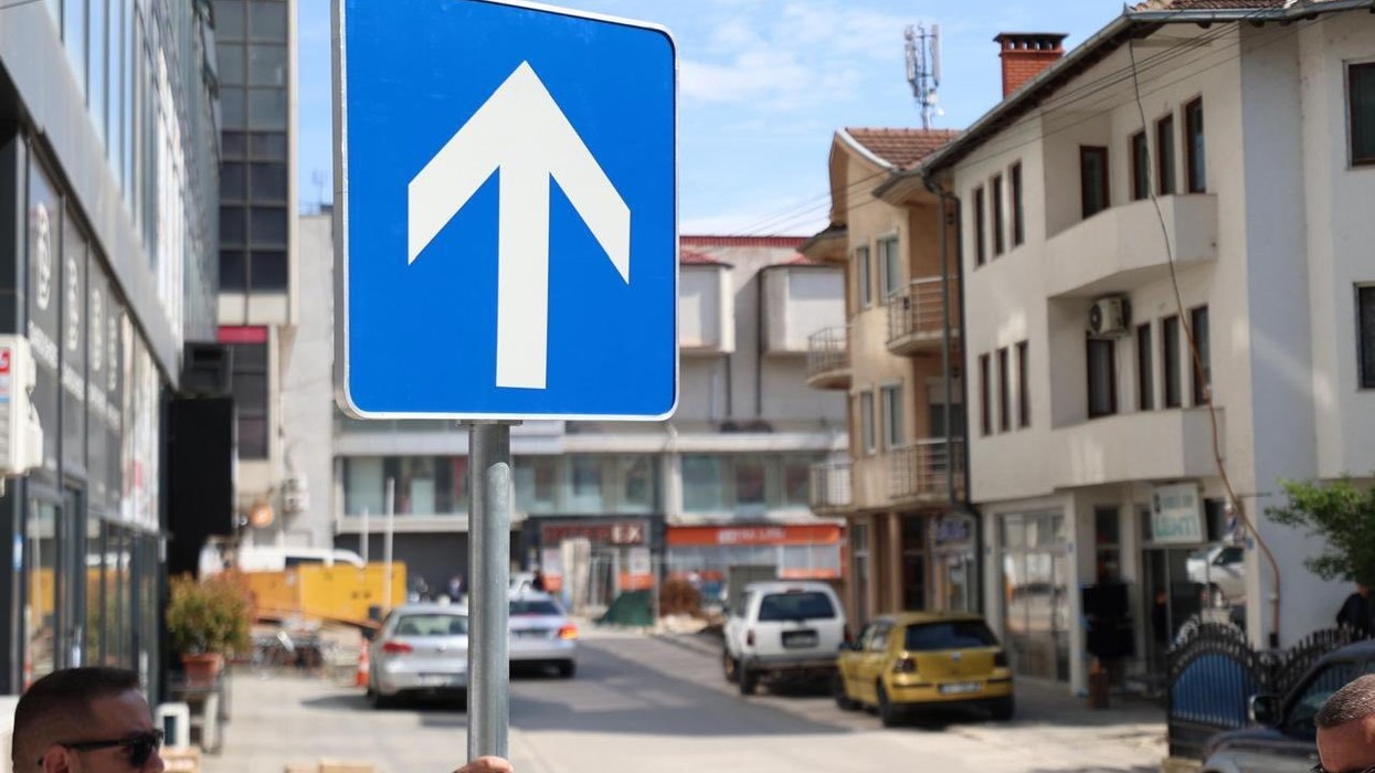 Komuna e Skenderajt e bën njëkahëshe një rrugë lidhëse tek “Ilaz Kodra”