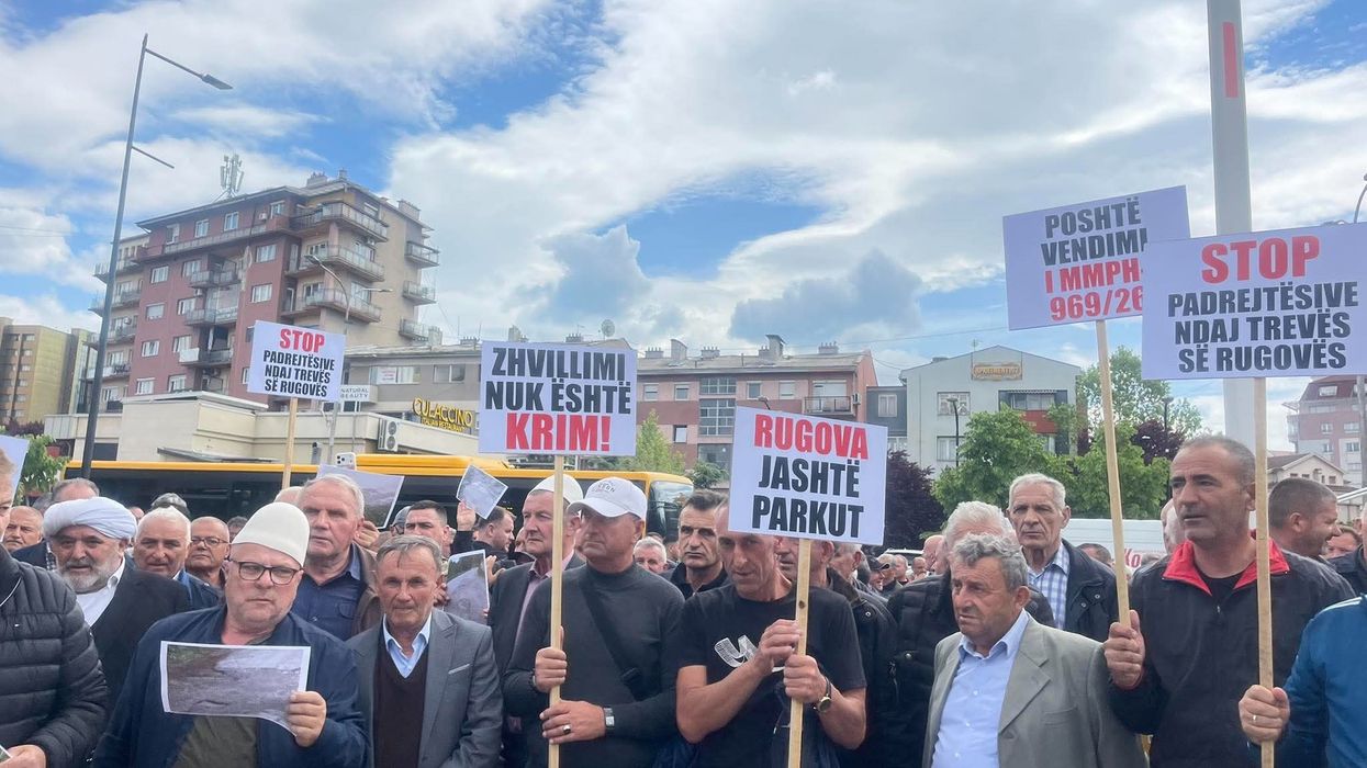Banorë nga Rugova protestojnë në Prishtinë kundër ndalimit të punimeve ndërtimore Banorë nga Rugova protestojnë në Prishtinë kundër ndalimit të punimeve ndërtimore