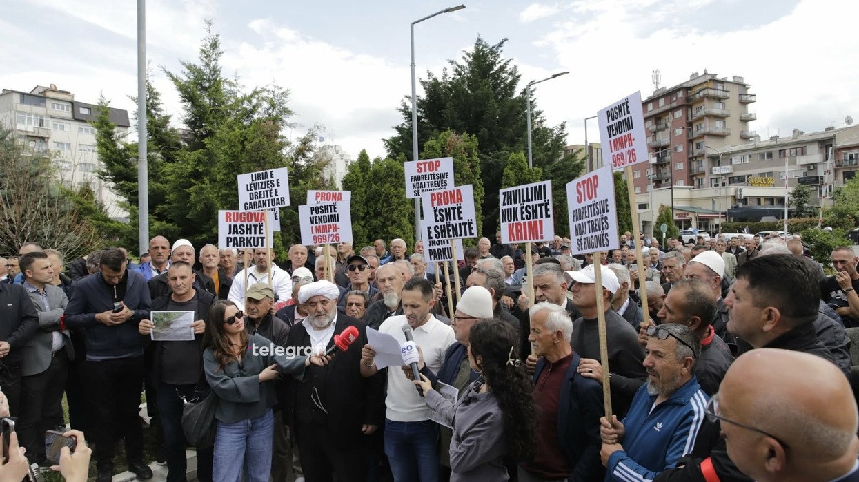 Banorë nga Rugova protestojnë në Prishtinë kundër ndalimit të ndërtimeve