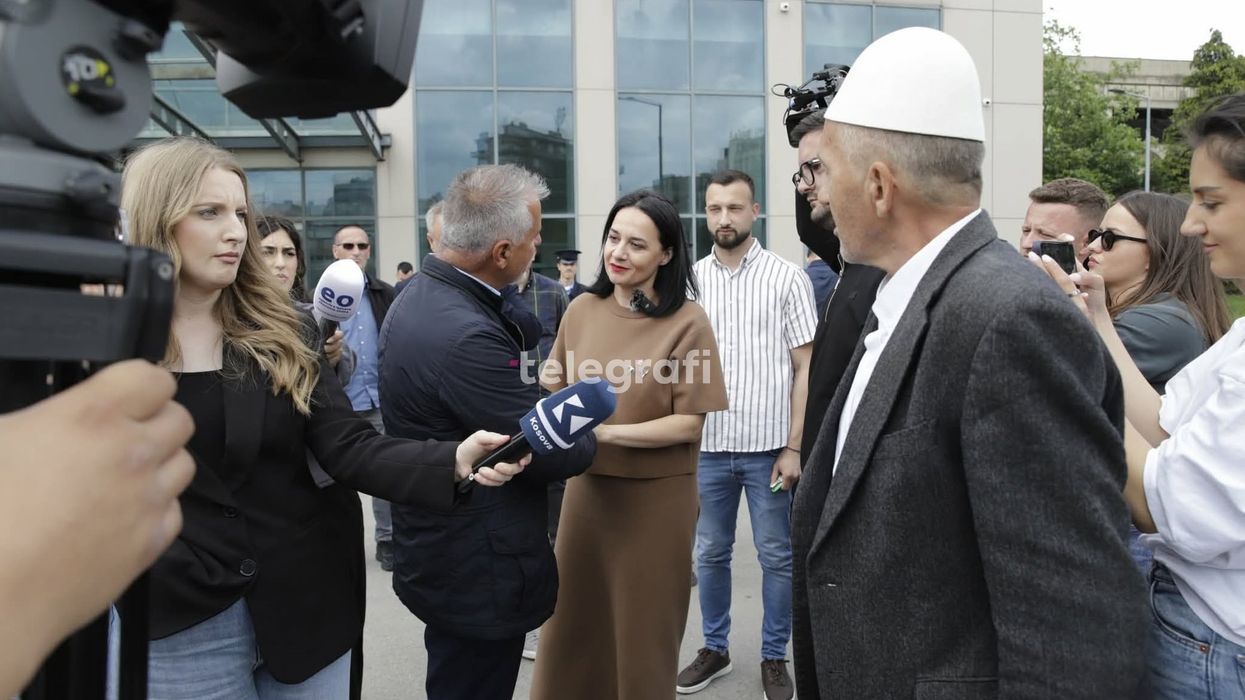 “S’ta jap dorën, se nuk e flliqi”, qytetari i reagon ashpër Fitore Pacollit gjatë protestës “S’ta jap dorën, se nuk e flliqi”, qytetari i reagon ashpër Fitore Pacollit gjatë protestës