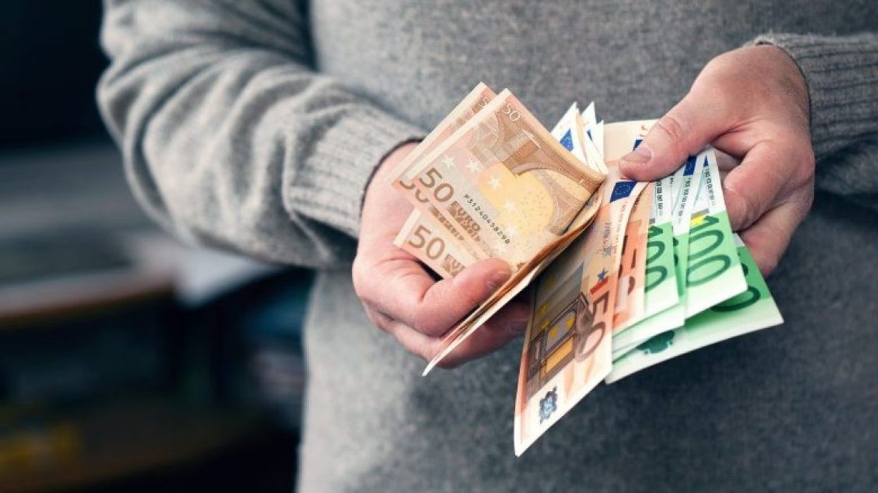 Klientja u ngarkua me kredi fiktive 25 mijë euro, prokuroria kërkon një muaj paraburgim për dy punëtorët e bankës Klientja u ngarkua me kredi fiktive 25 mijë euro, prokuroria kërkon një muaj paraburgim për dy punëtorët e bankës