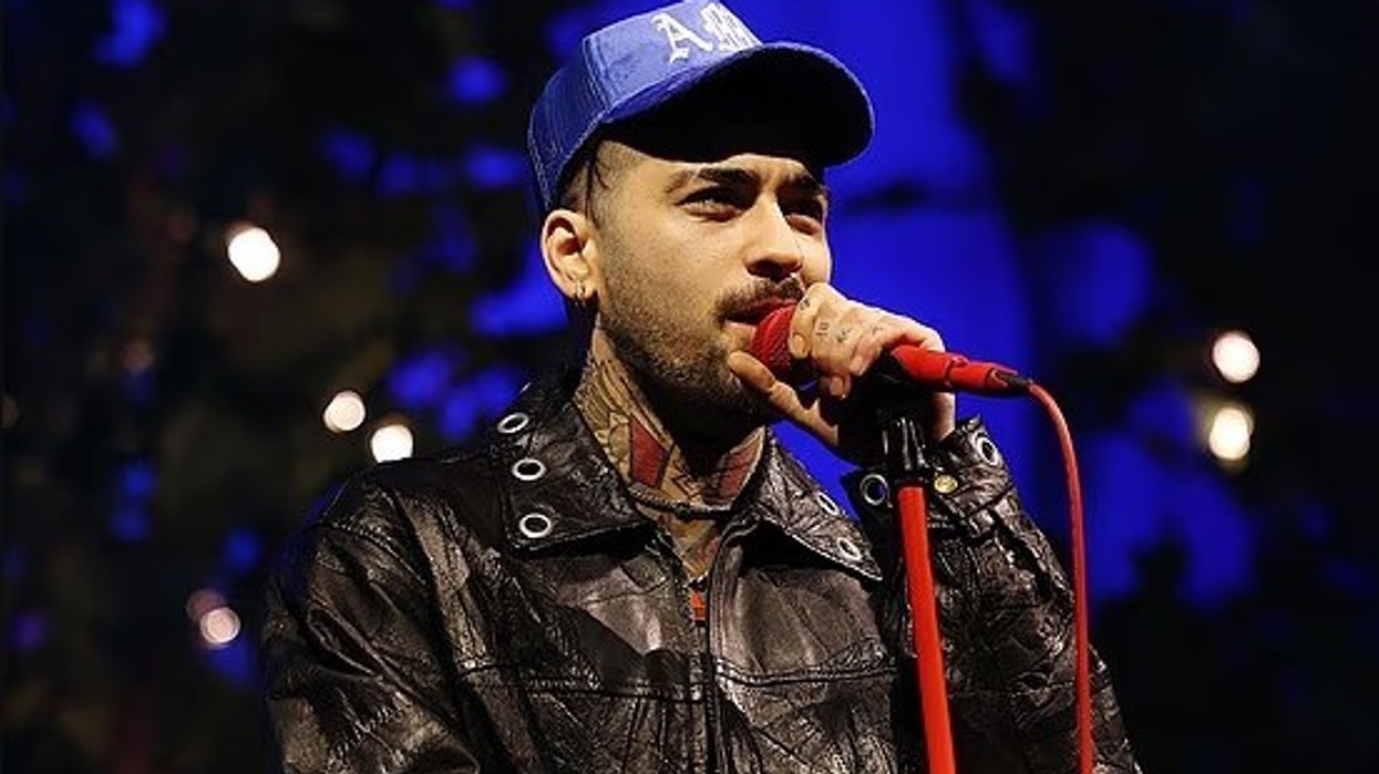 Zayn Malik përballet me një tjetër incident gjatë rikthimit të tij, fansi i hedh shishe uji në Londër
