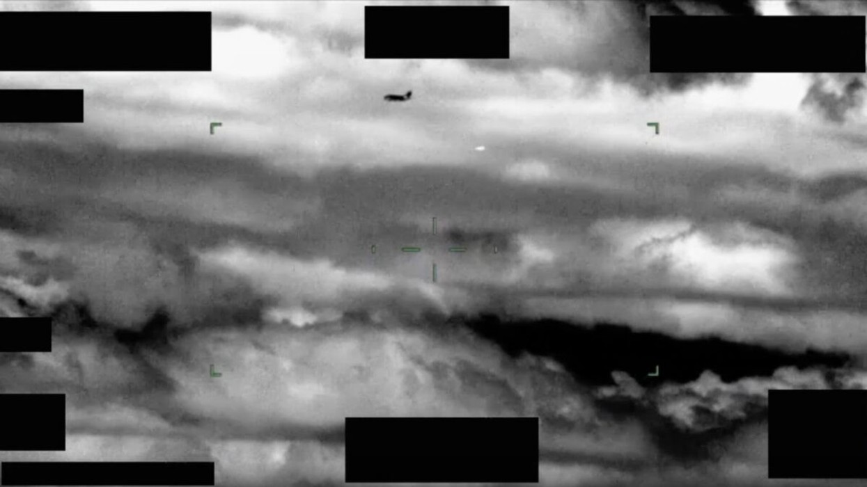 Video misterioze e Pentagonit, objekti sferik në lëvizje mes reve