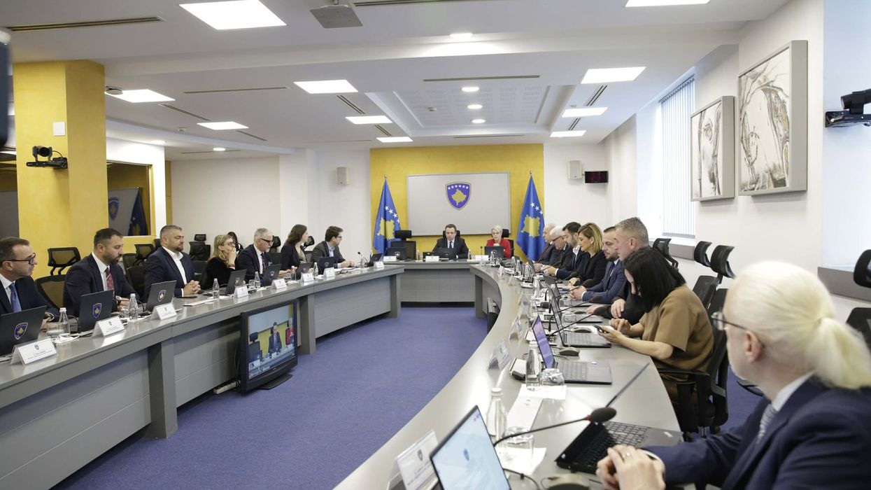 Qeveria ndan 1 milion euro për katër projekte infrastrukturore në komuna Qeveria ndan 1 milion euro për katër projekte infrastrukturore në komuna